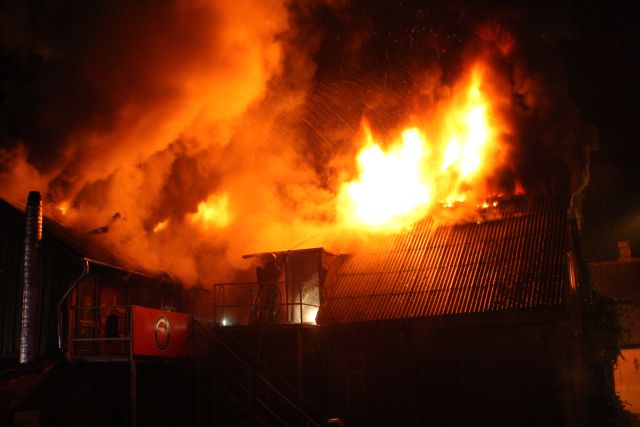 Ķesterciemā deg ēka; ugunsdzēsēji pēc ūdens brauc 5 km attālumā