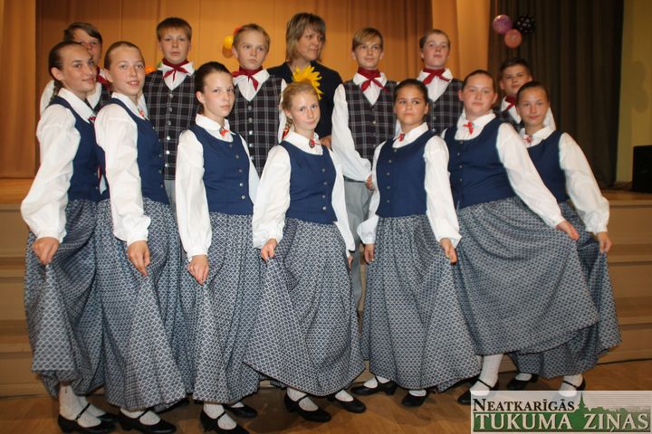 Zantes pamatskolas dejotāji vasarā tikuši pie jauniem tautas tērpiem